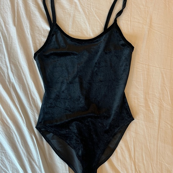 Velvet bodysuit and red pleated skirt set - Picture 2 of 3